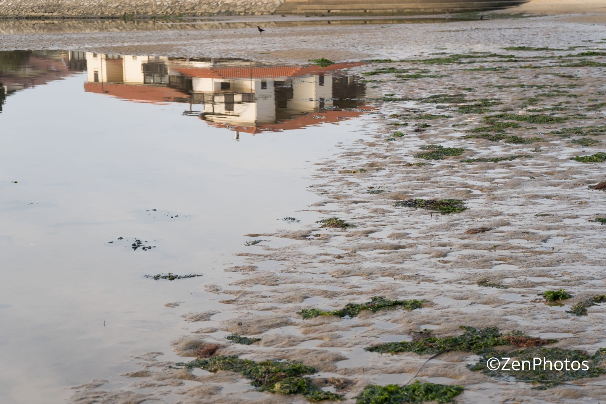 Reflet abstrait d’une maison sur l’eau – Plage de Vieux-Boucau