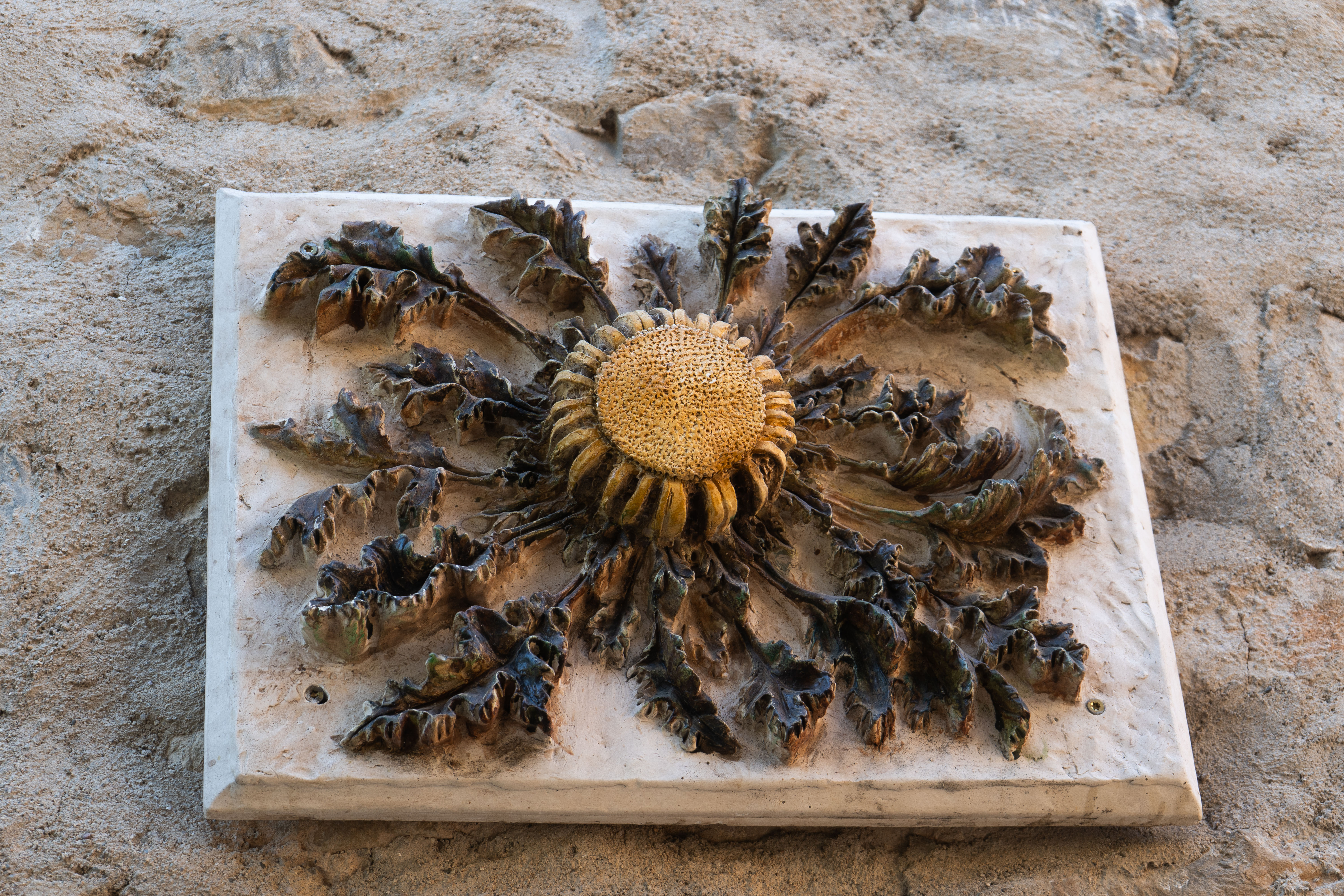 Fleur de Cardabelle – Symbole occitan gravé à Saint-Guilhem-le-Désert