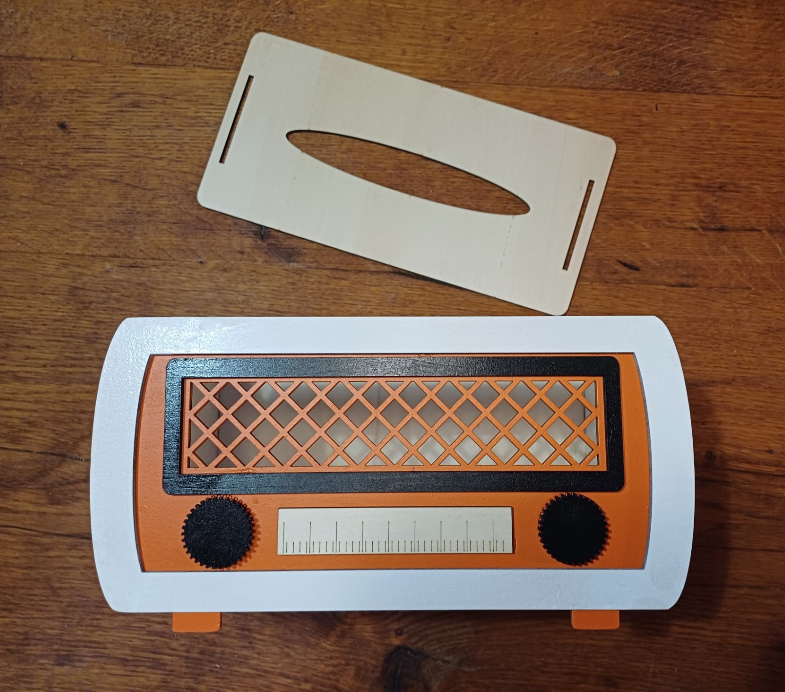 Fichier de découpe d'une boite à mouchoirs imitant un poste de radio