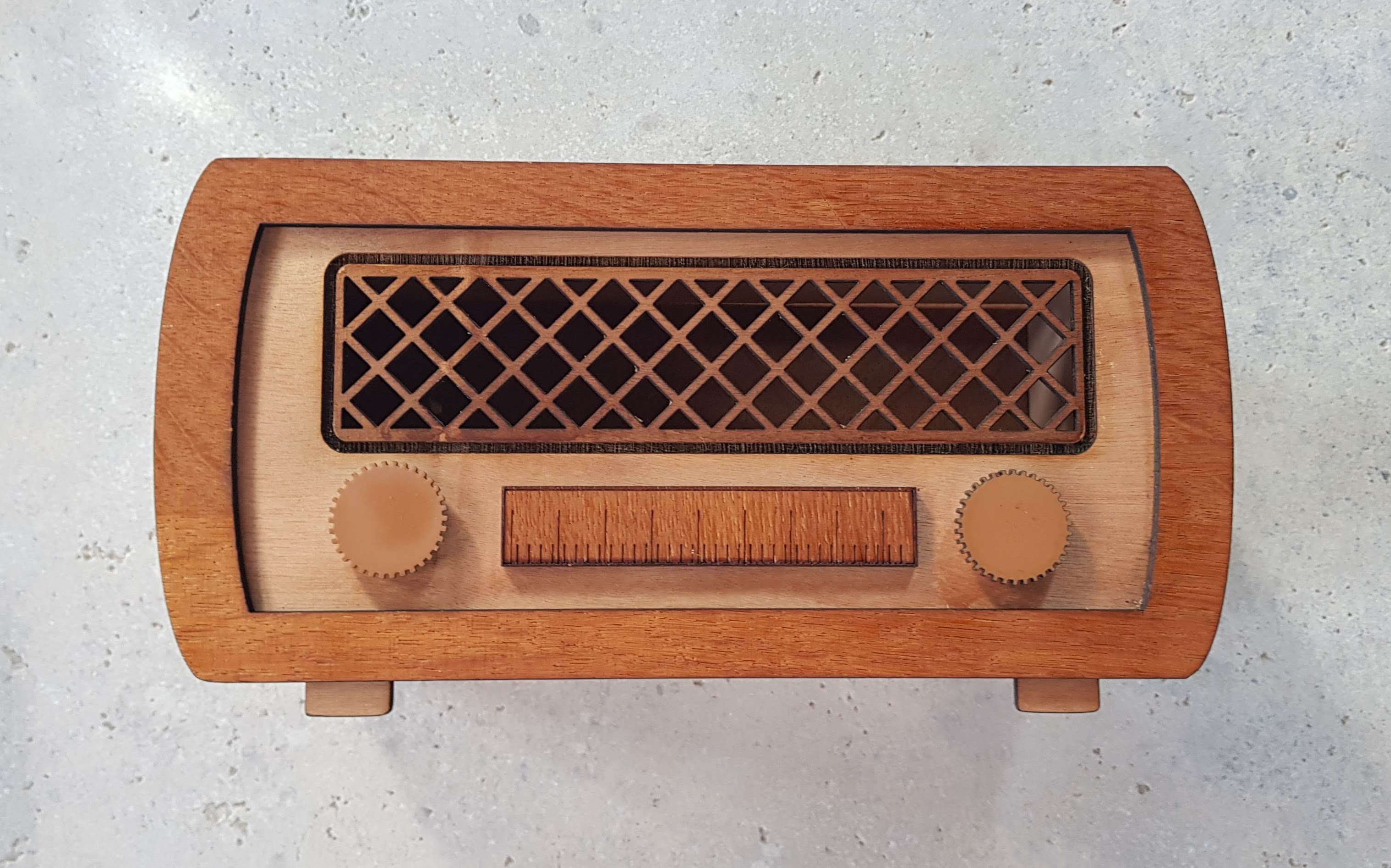 Fichier de découpe d'une boite à mouchoirs imitant un poste de radio