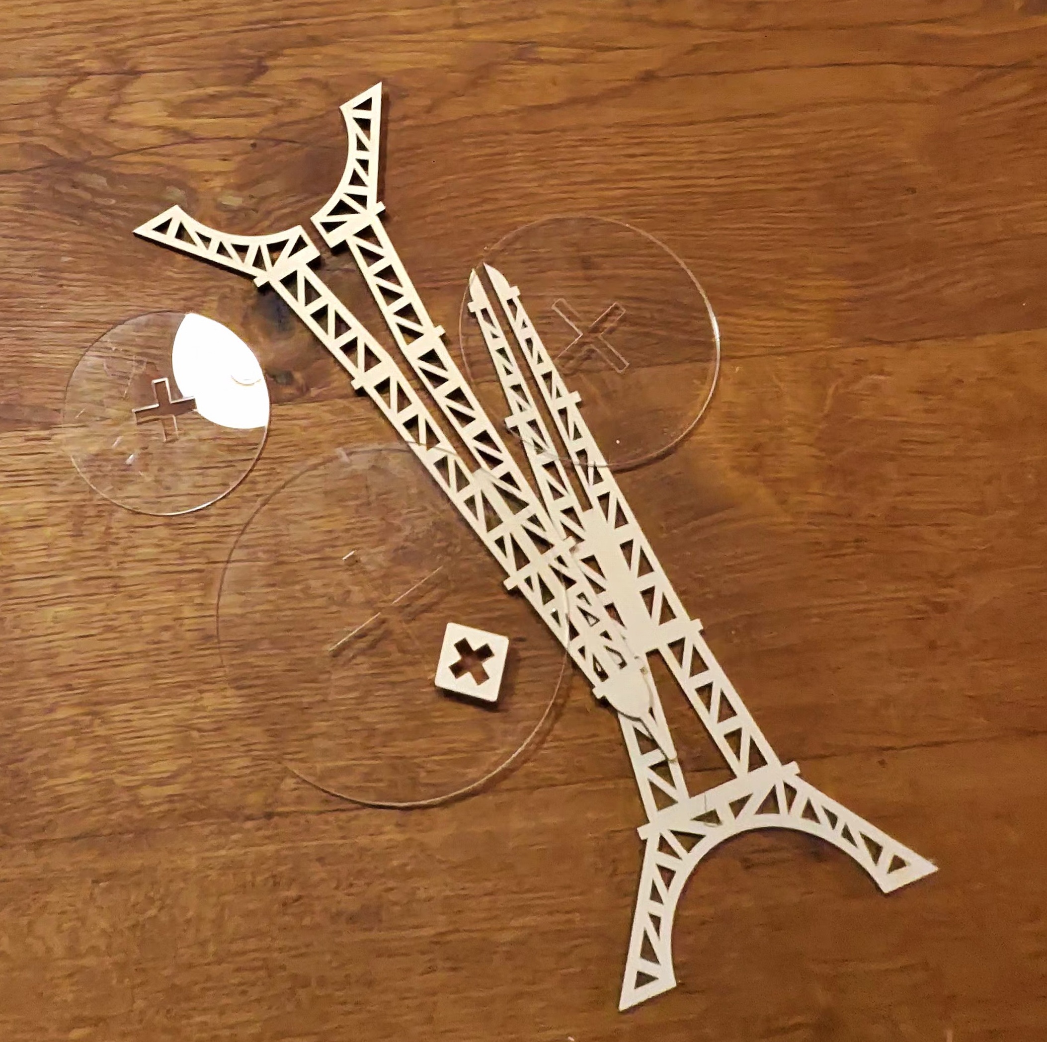Fichier de découpe d'une tour Eiffel avec 3 plateaux