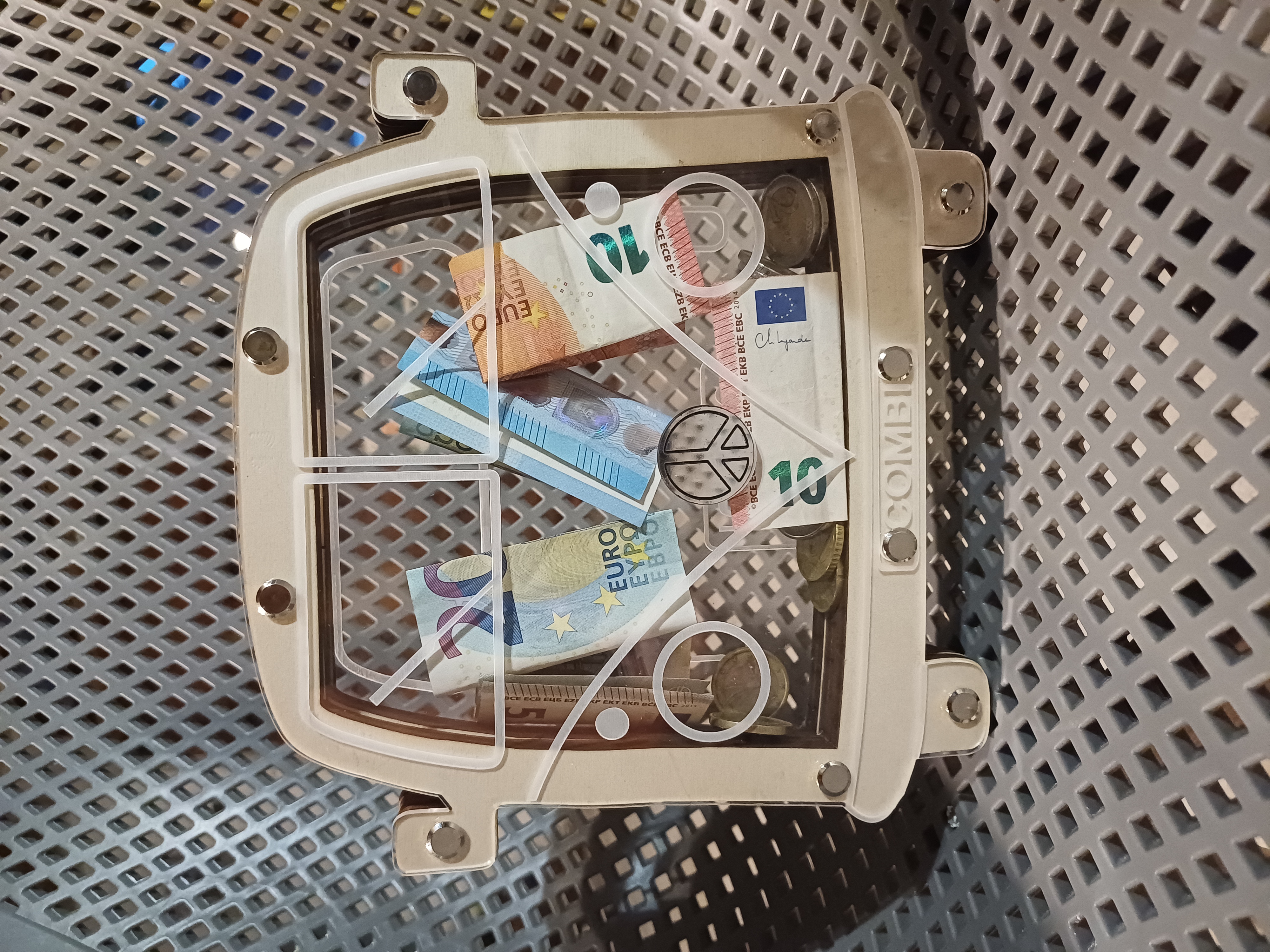 Fichier de découpe d'une tirelire en forme de combi