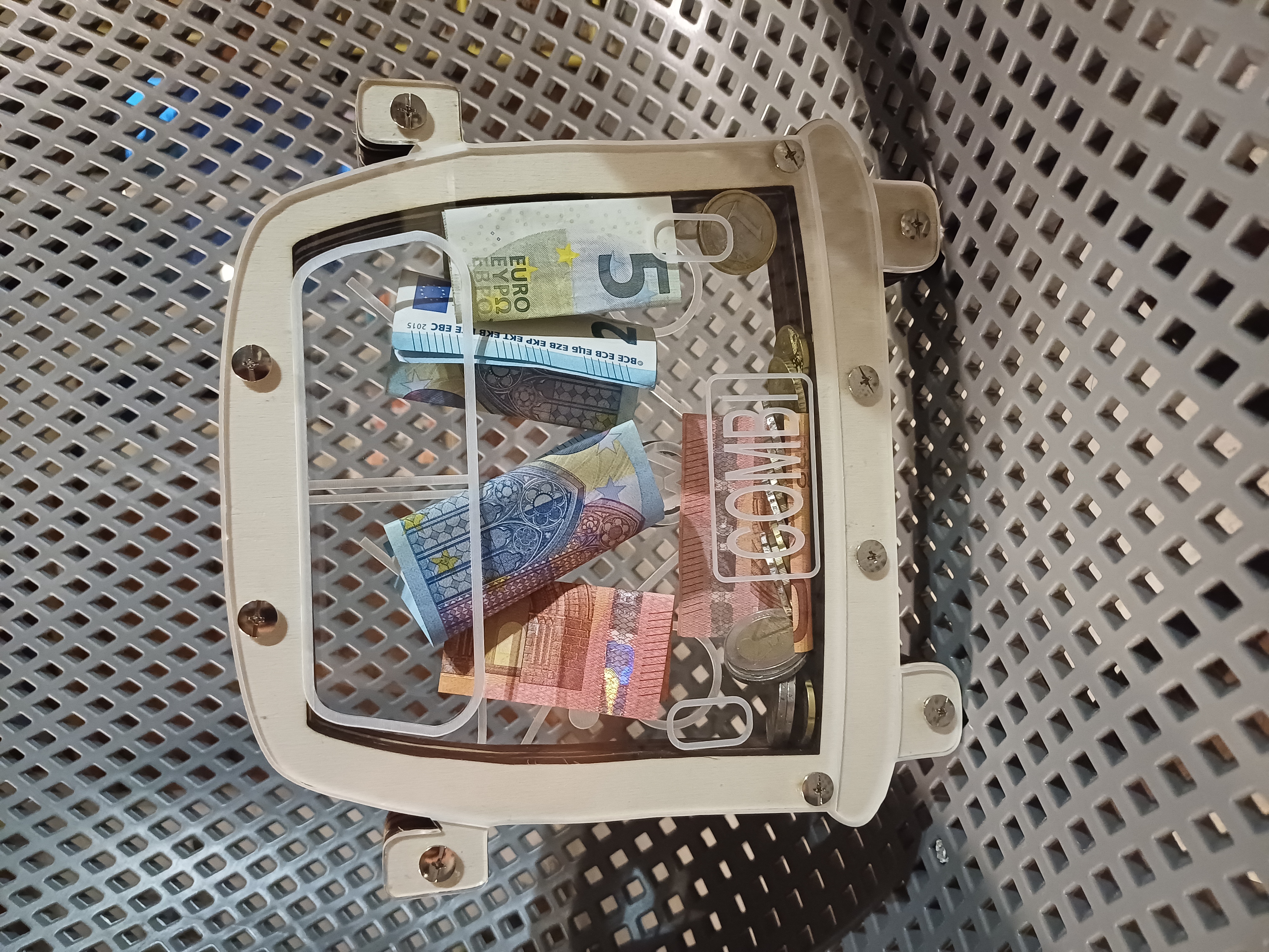 Fichier de découpe d'une tirelire en forme de combi