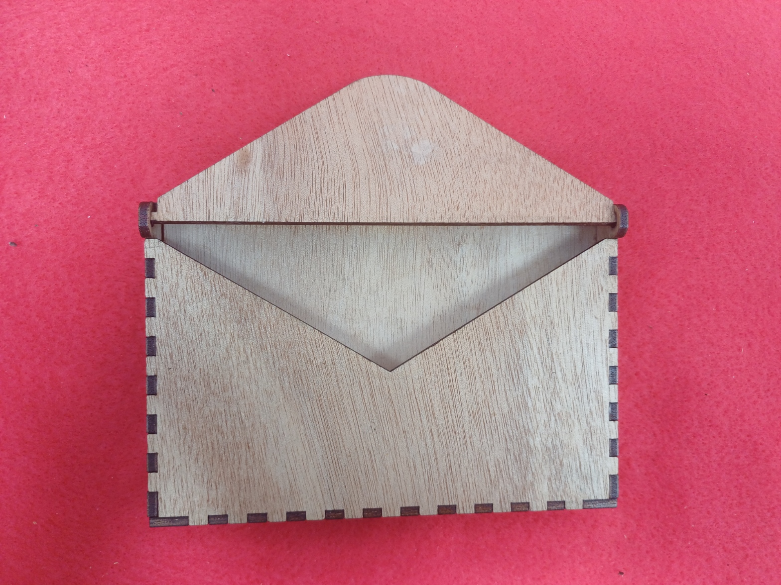 Fichier de découpe d'une enveloppe à charnière