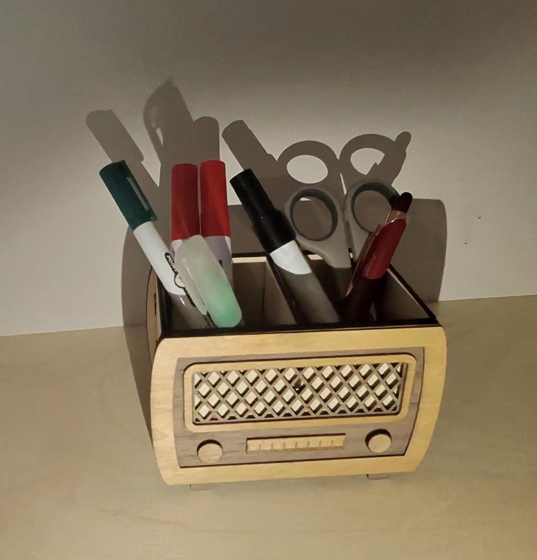 Fichier de découpe d'un pot à crayons en forme de radio vintage