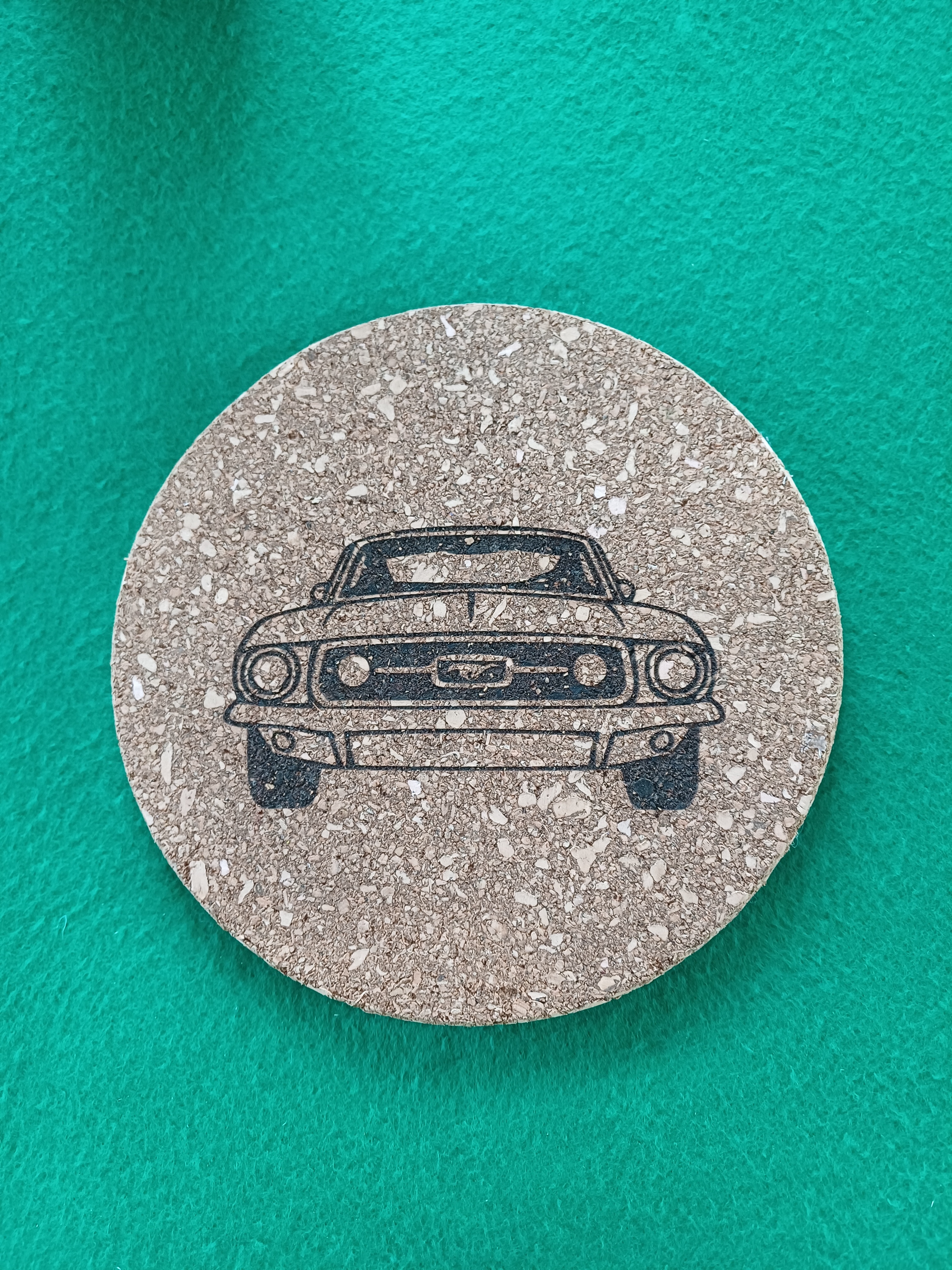 Dessous de plat en liège avec un dessin de Mustang