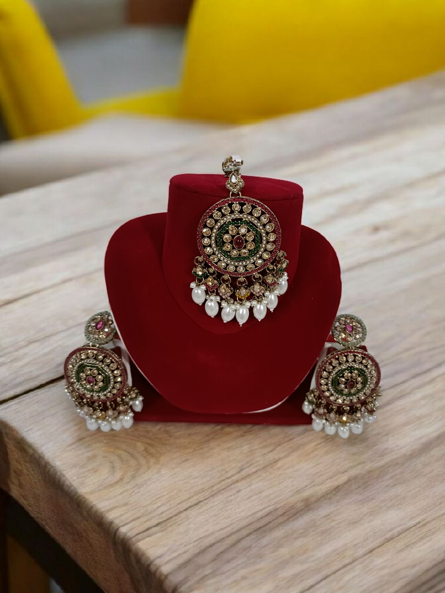 Tranding earings with maangteeka set