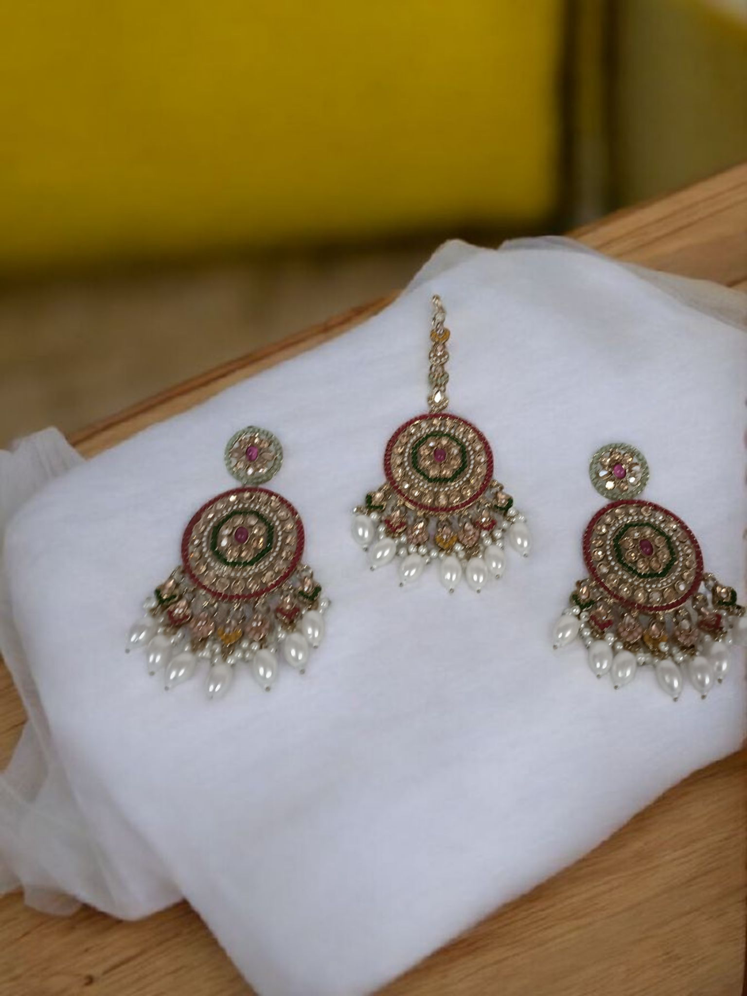 Tranding earings with maangteeka set