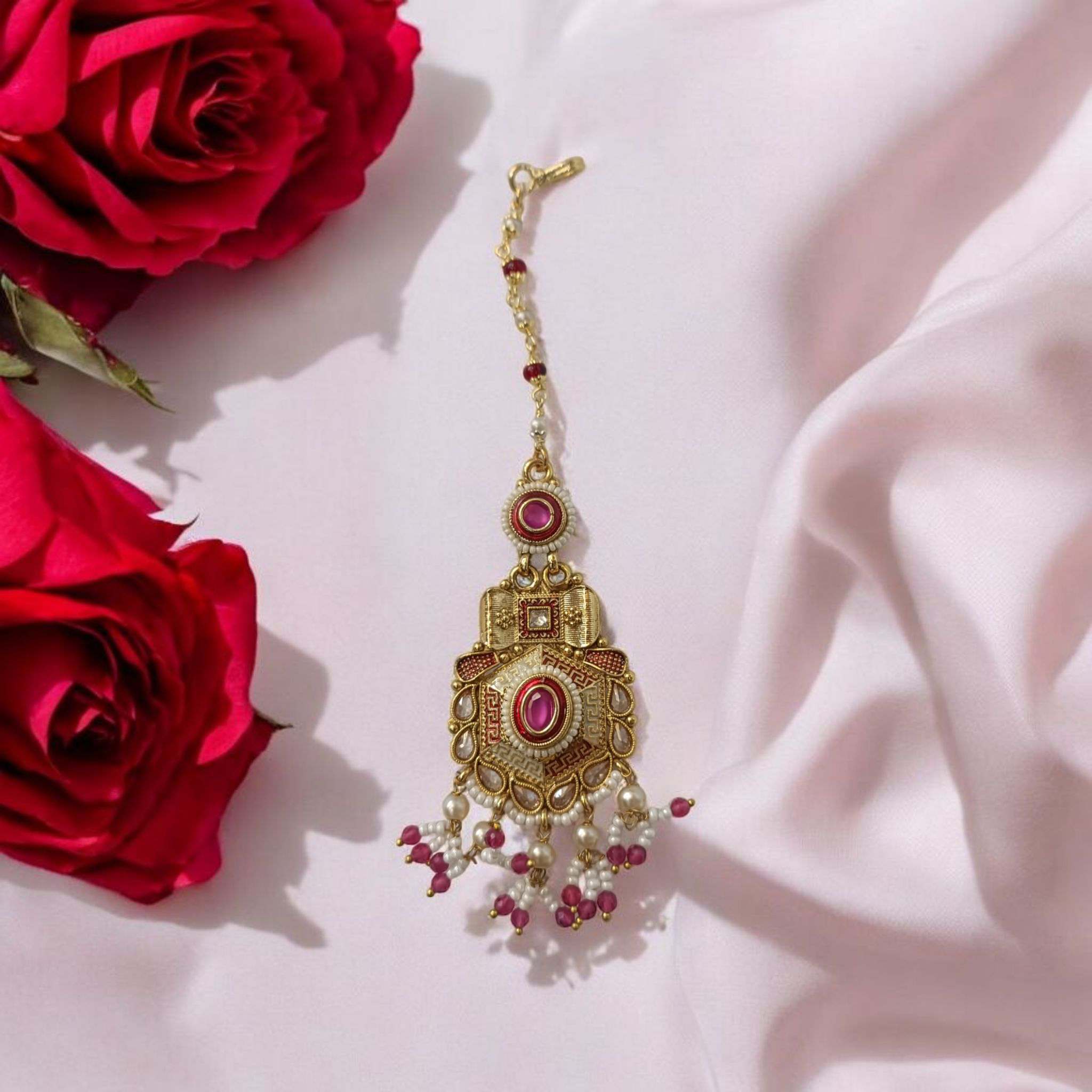 Traditional kundan mangteeka