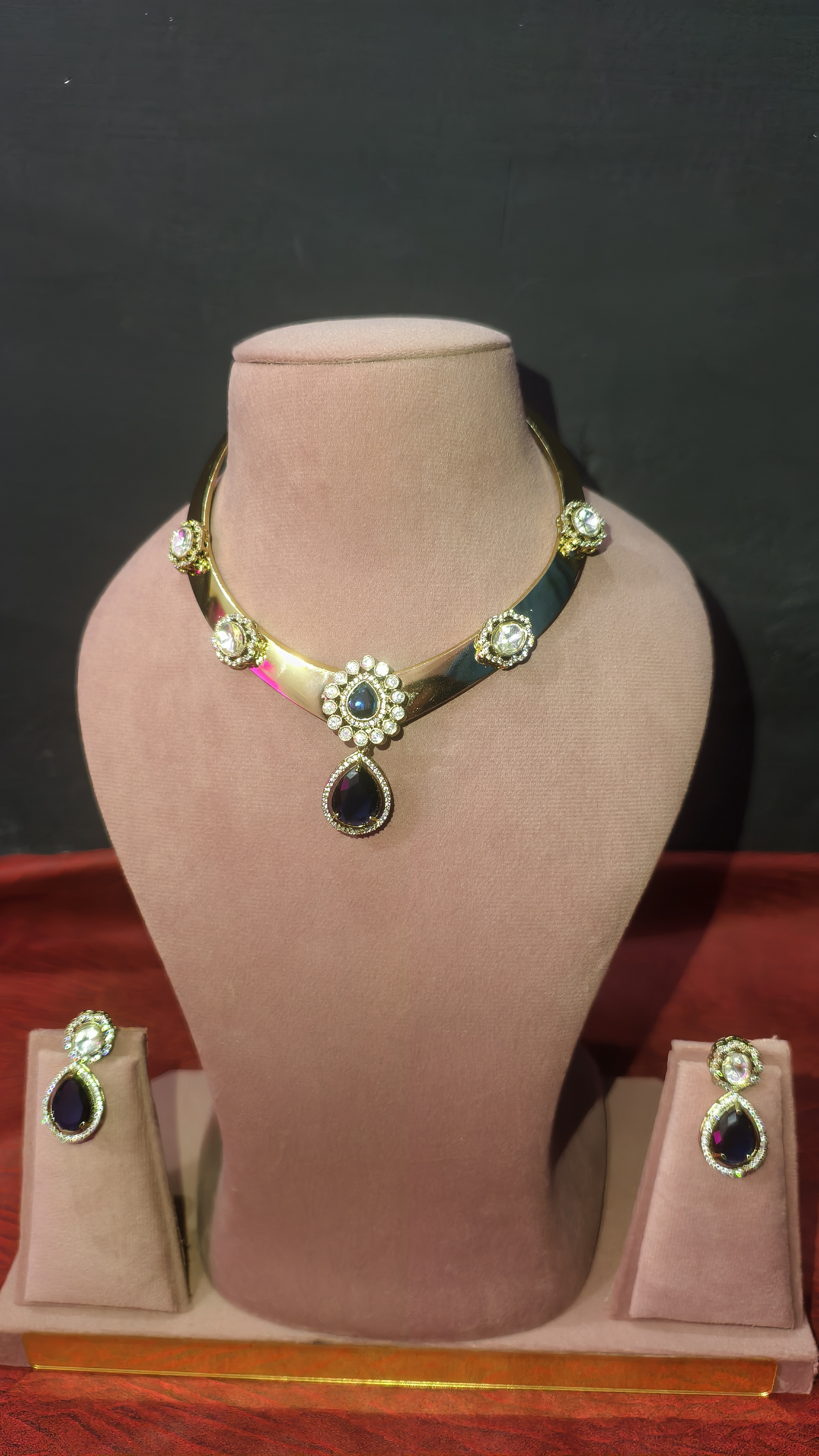 Elegant Hasli and Earring Set