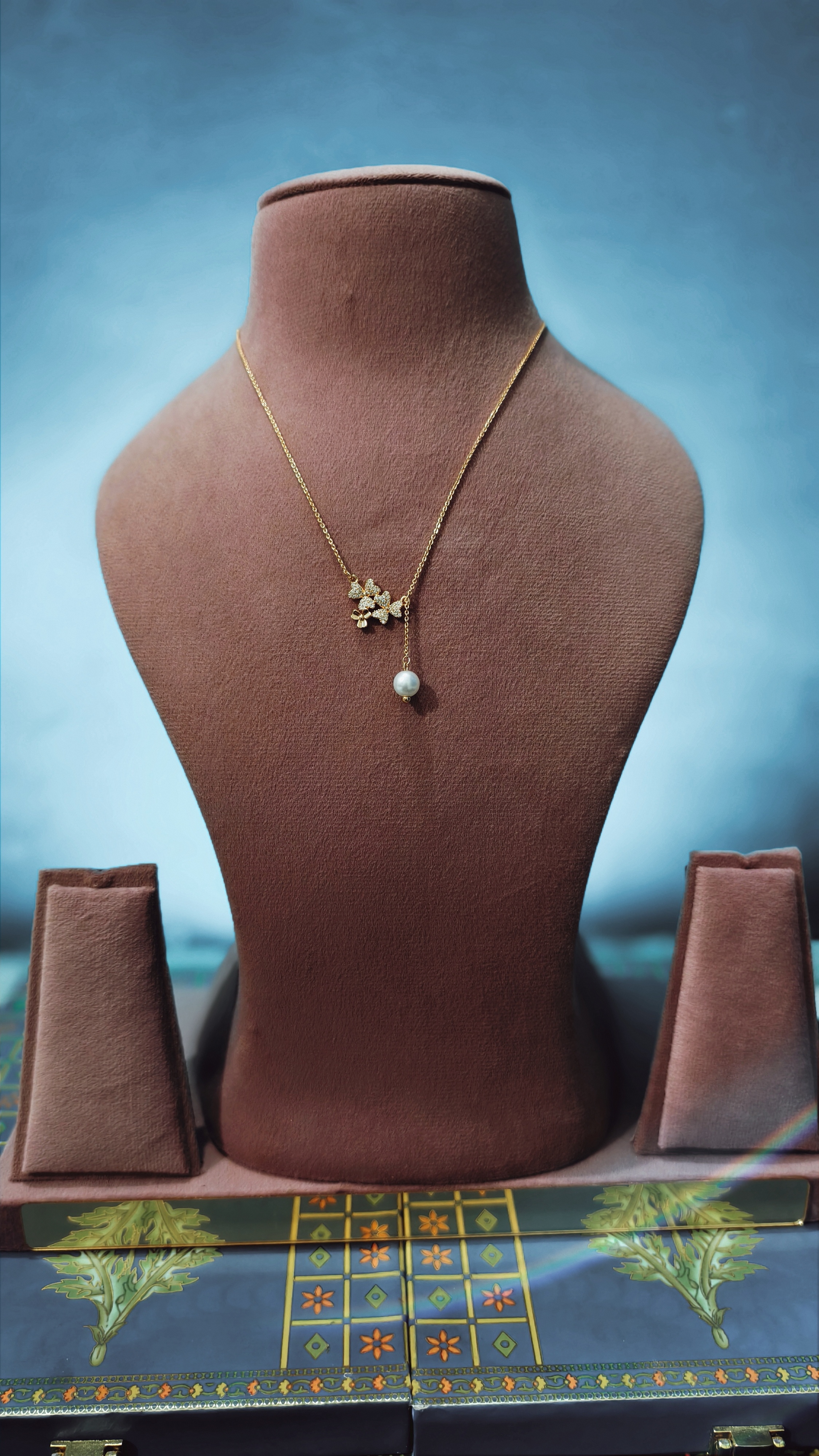 Elegant Pearl & Diamond chain