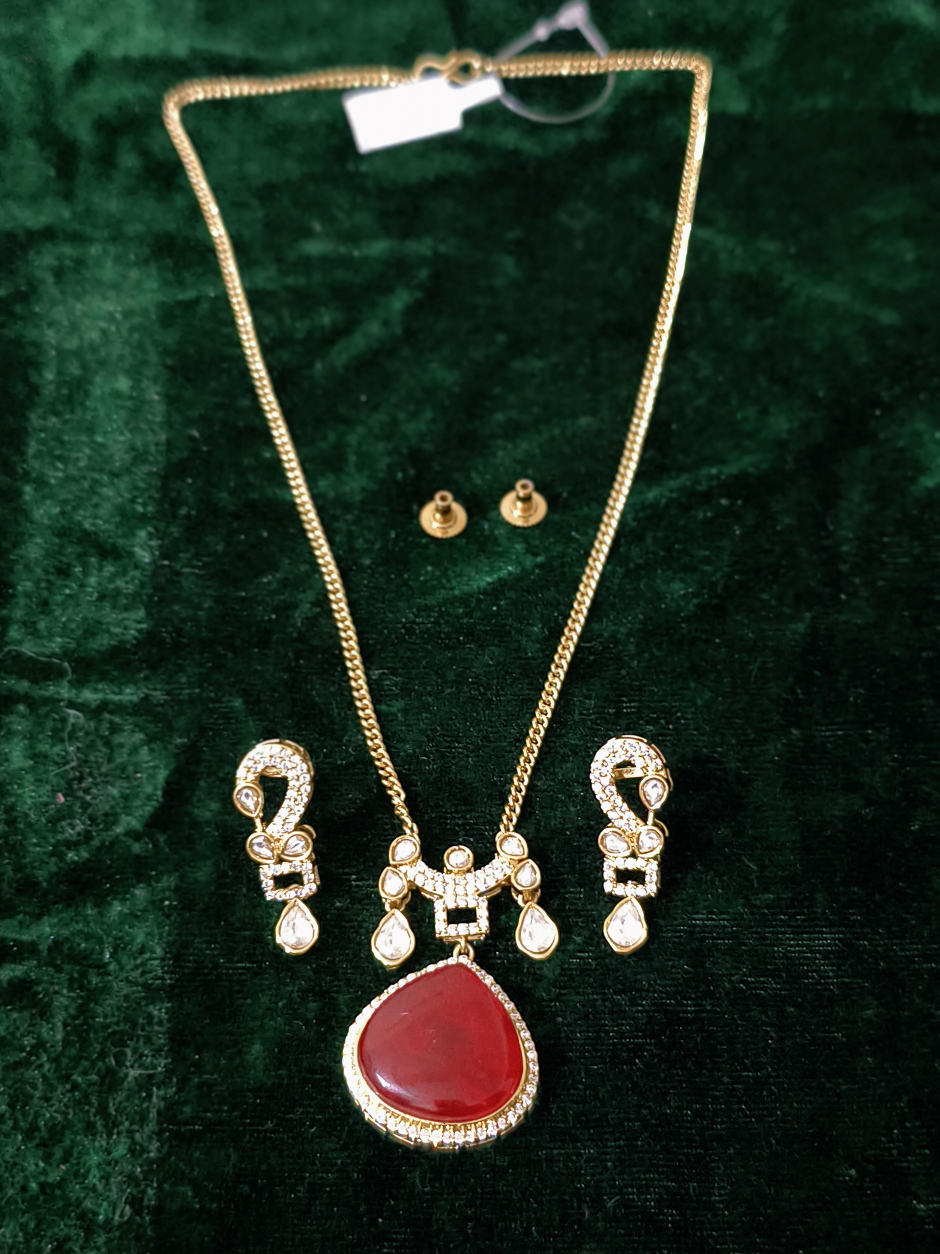 Elegant gold-plated chain pendant set