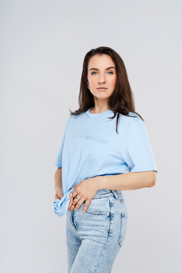 ALL YOU NEED IS LESS siuvinėti marškinėliai