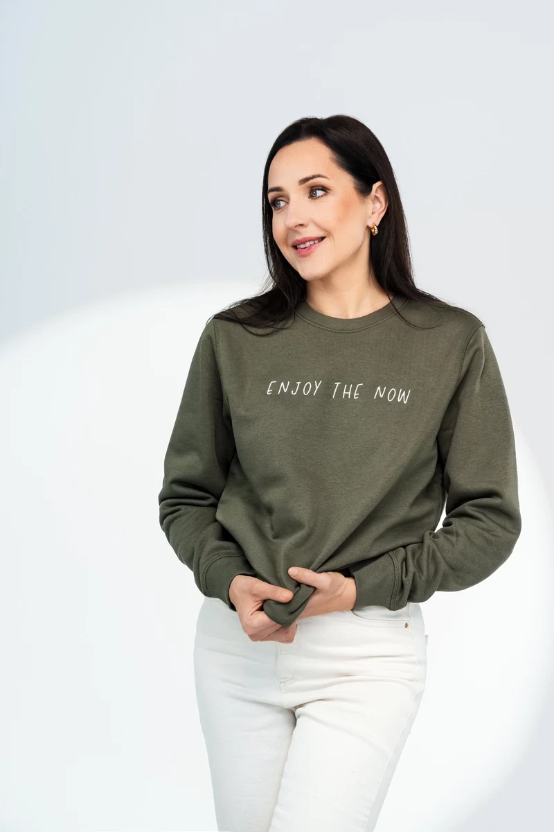 ENJOY THE NOW siuvinėtas džemperis