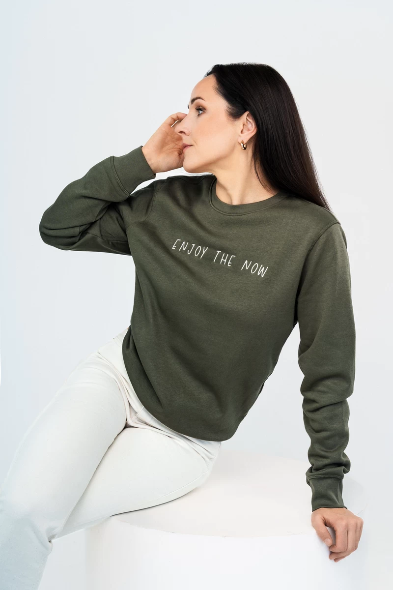 ENJOY THE NOW siuvinėtas džemperis