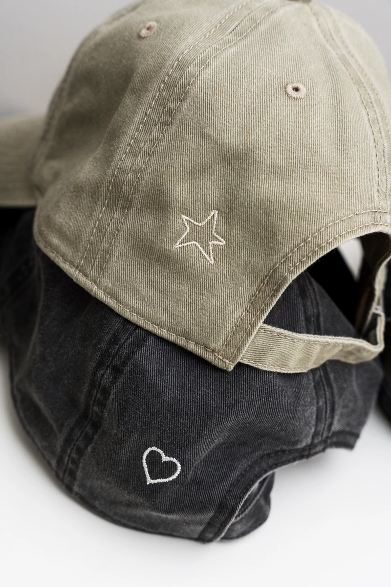 Kepurėlė su simboliais