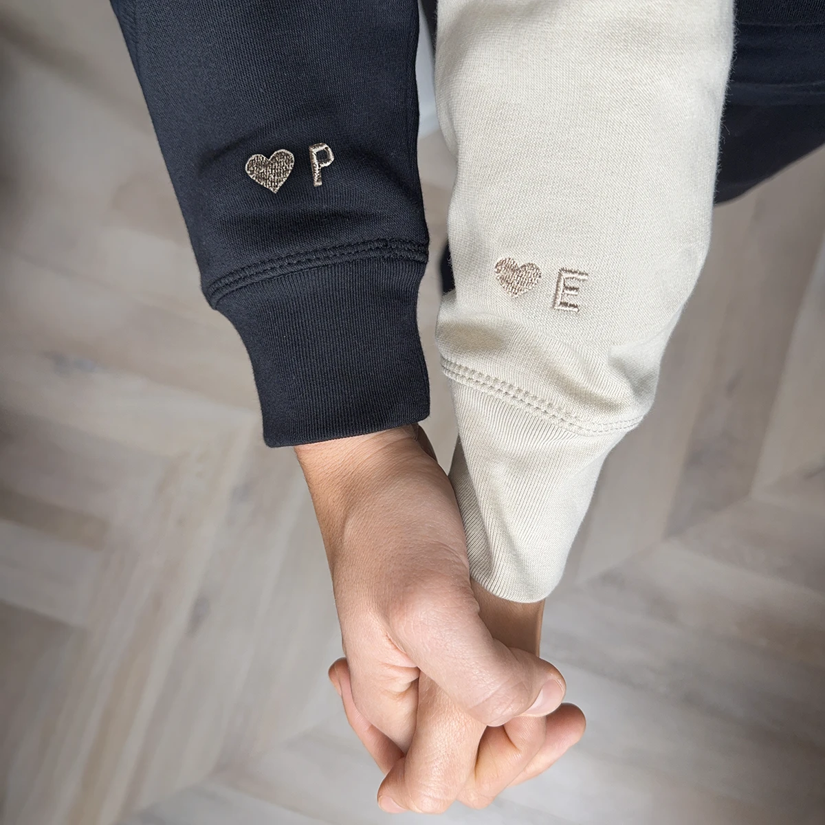 Siuvinėtas džemperis širdelė ir inicialiai