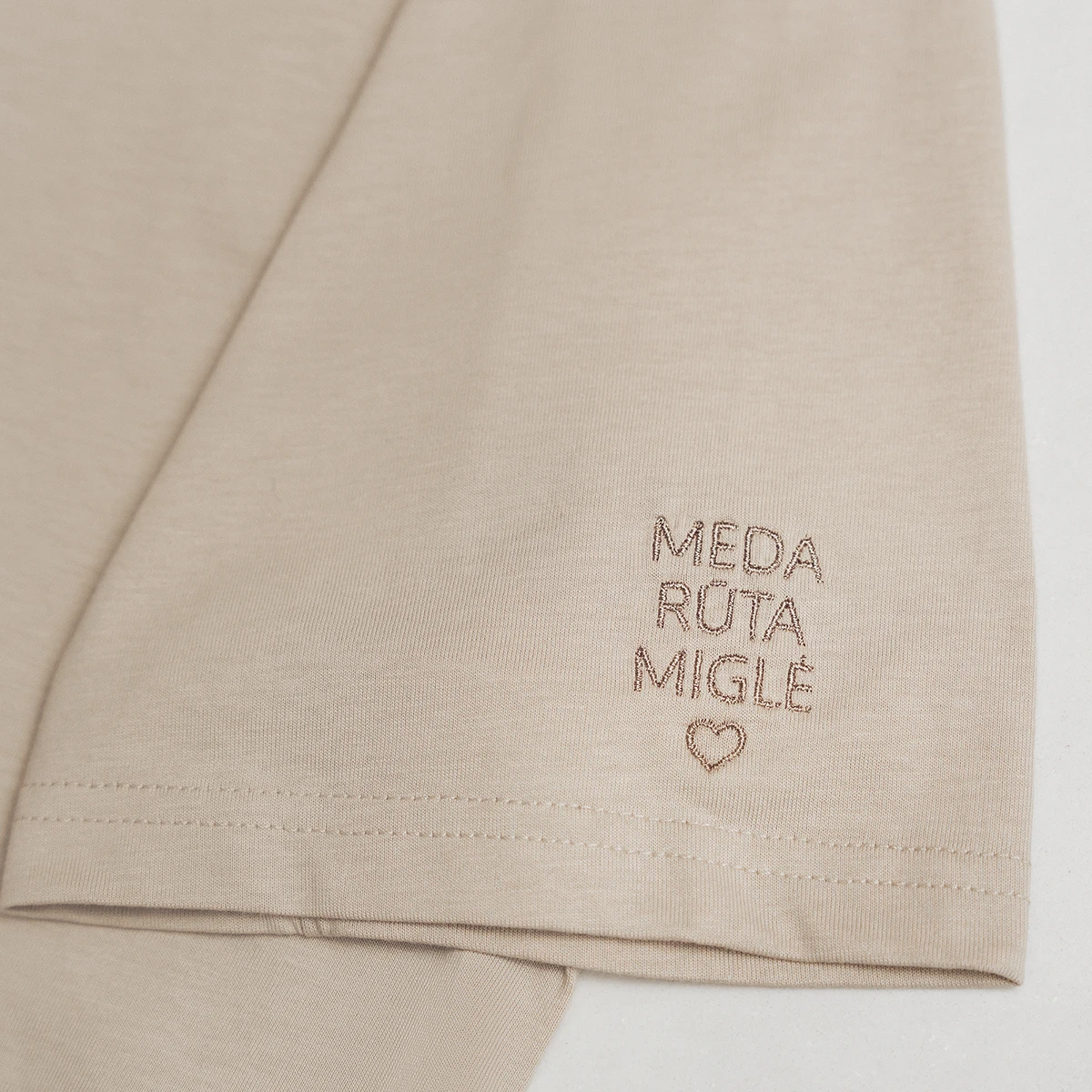 Marškinėliai su vardu ant rankovės