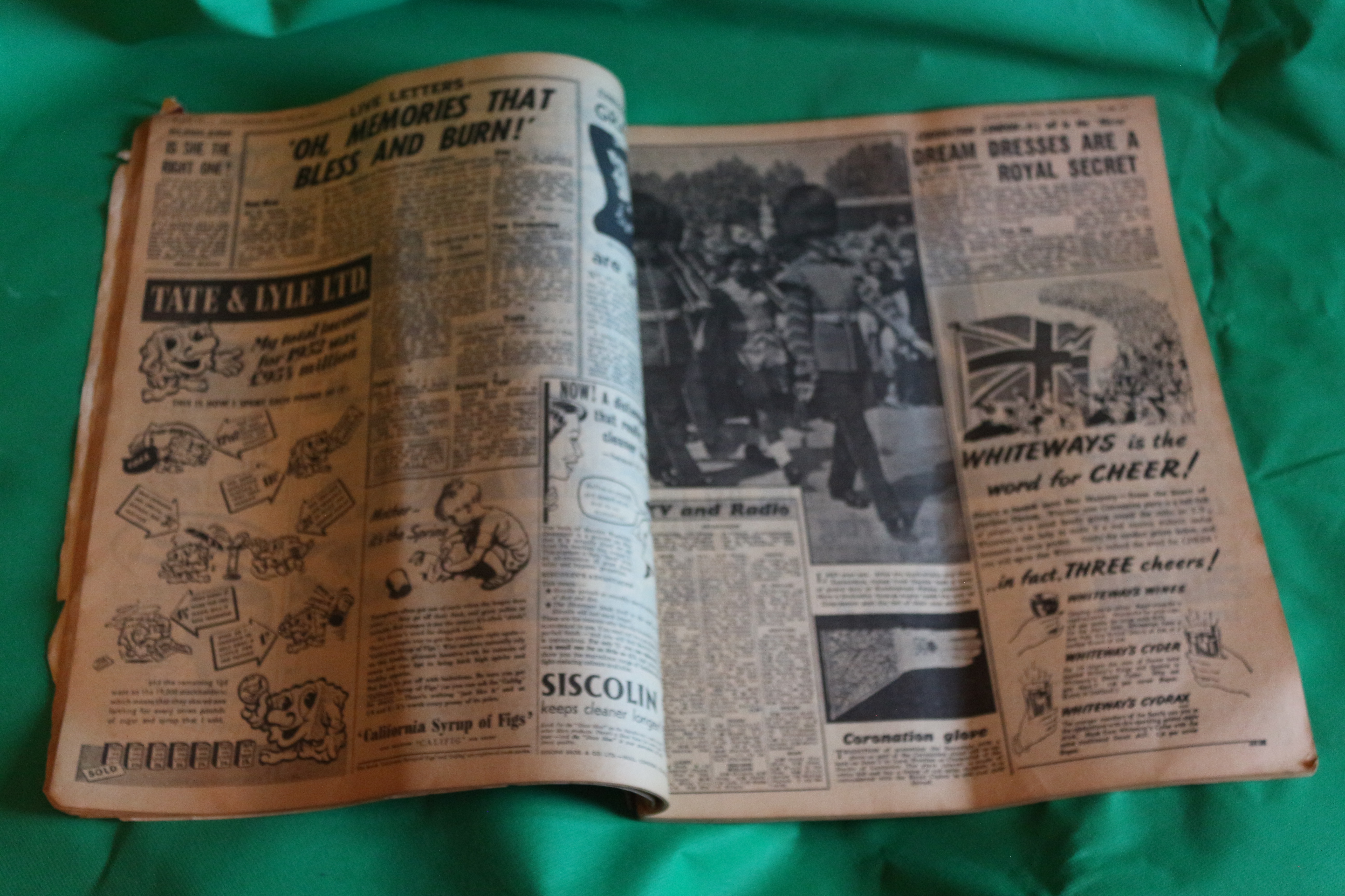 !952 Daily Mirror Collectable Booklet Queens Coronation ~ An Absolute Rarity!