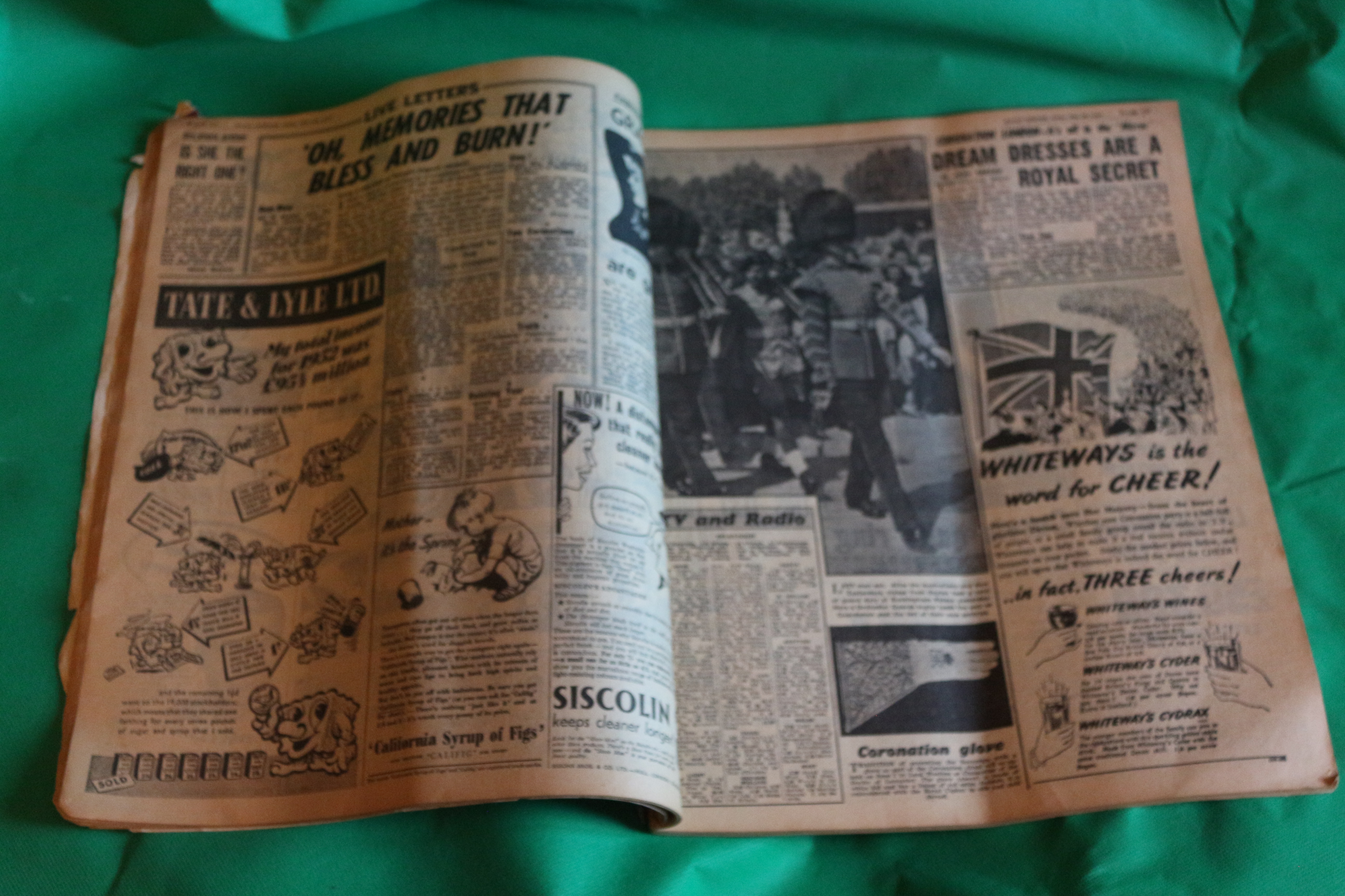 !952 Daily Mirror Collectable Booklet Queens Coronation ~ An Absolute Rarity!