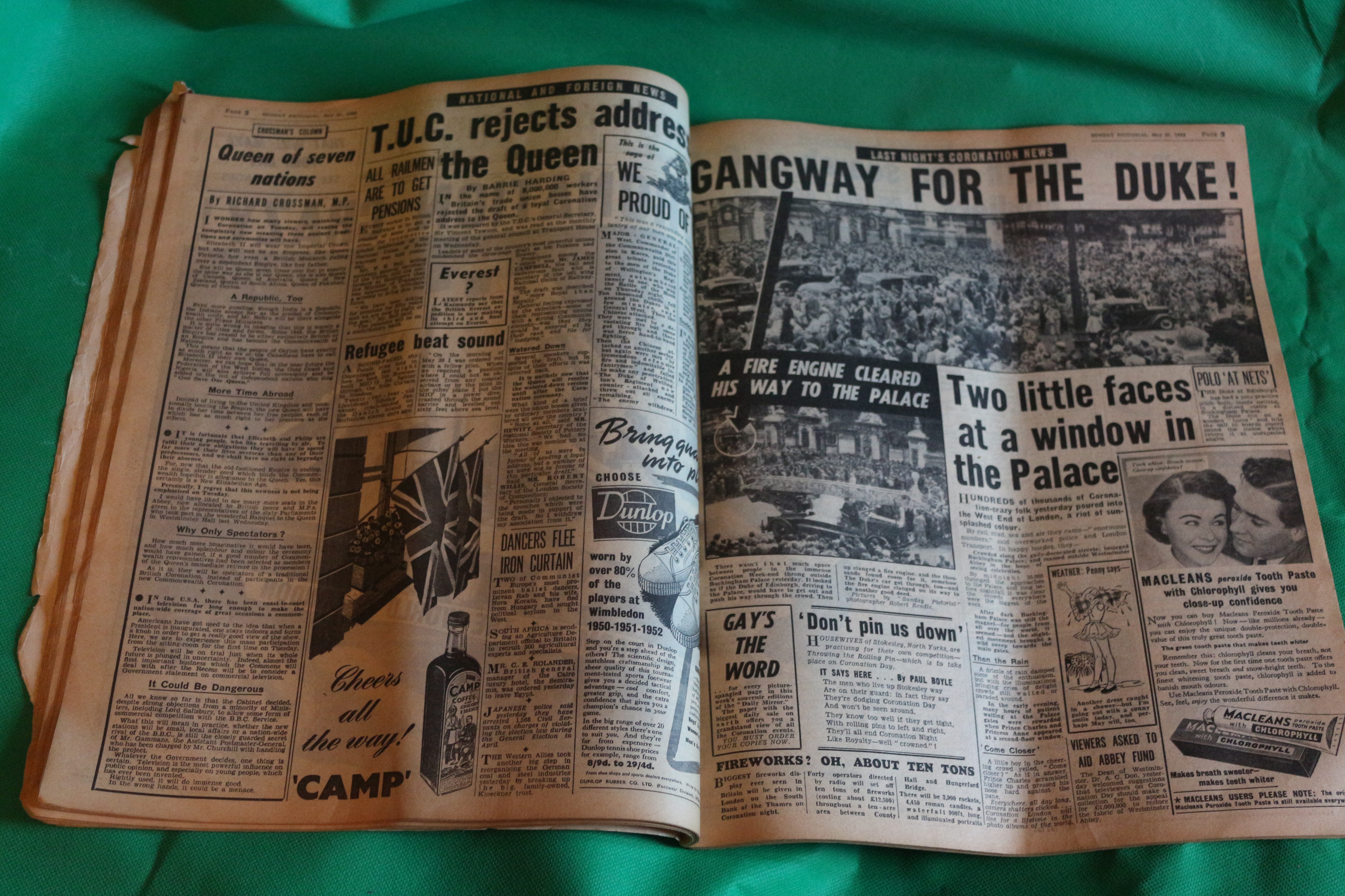 !952 Daily Mirror Collectable Booklet Queens Coronation ~ An Absolute Rarity!