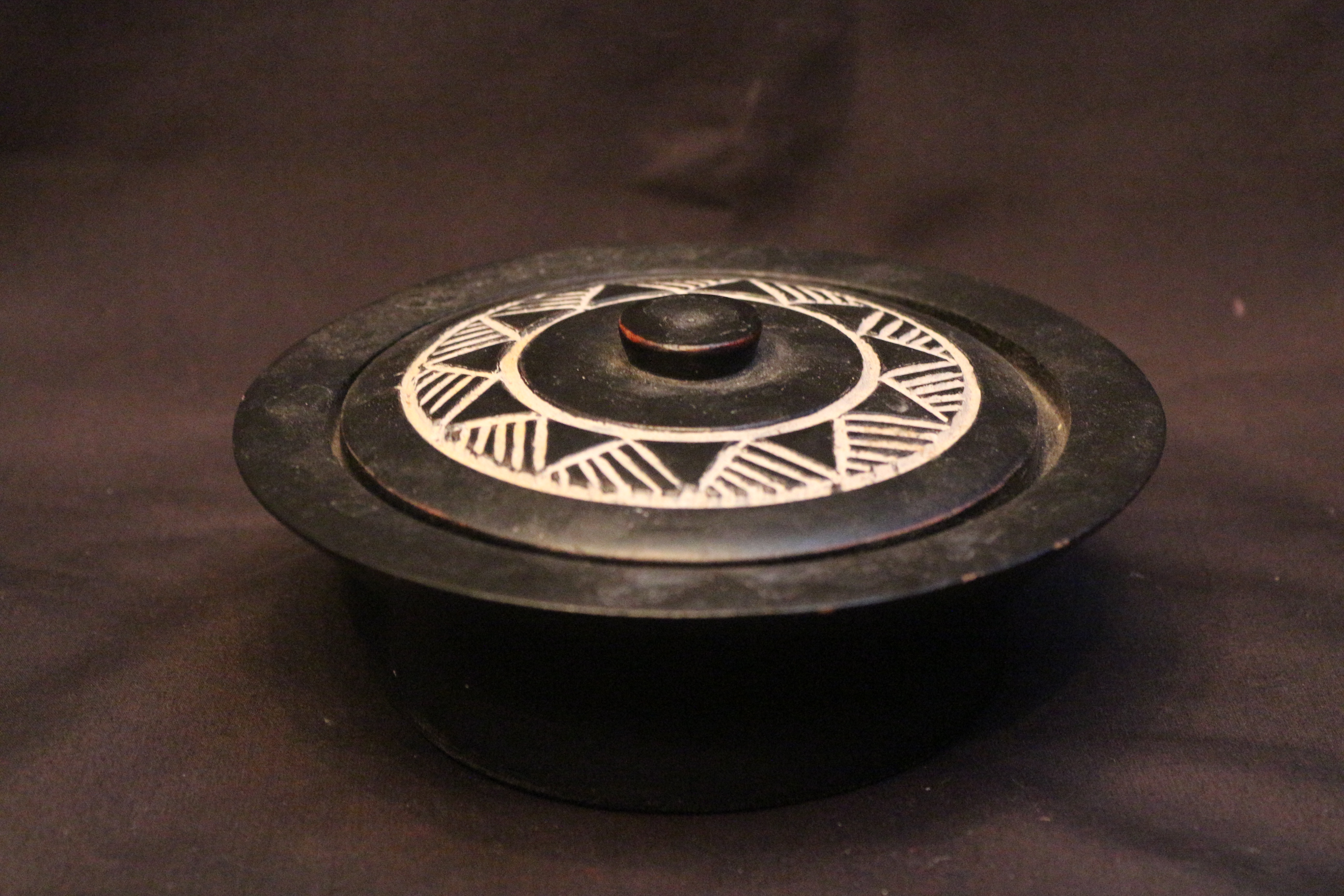Native AmericanTribal Pattern Wooden Bowl With Lid