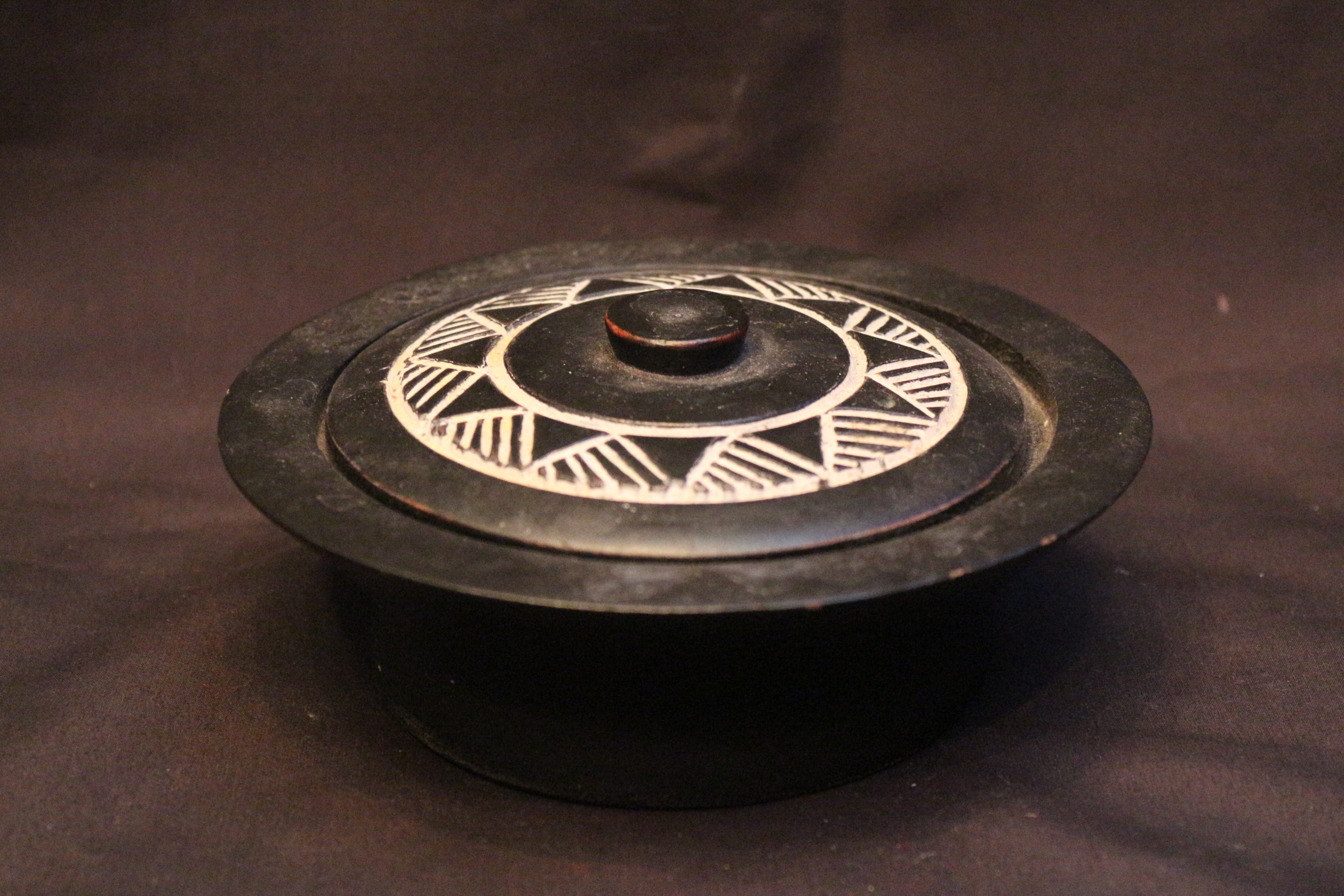 Native AmericanTribal Pattern Wooden Bowl With Lid