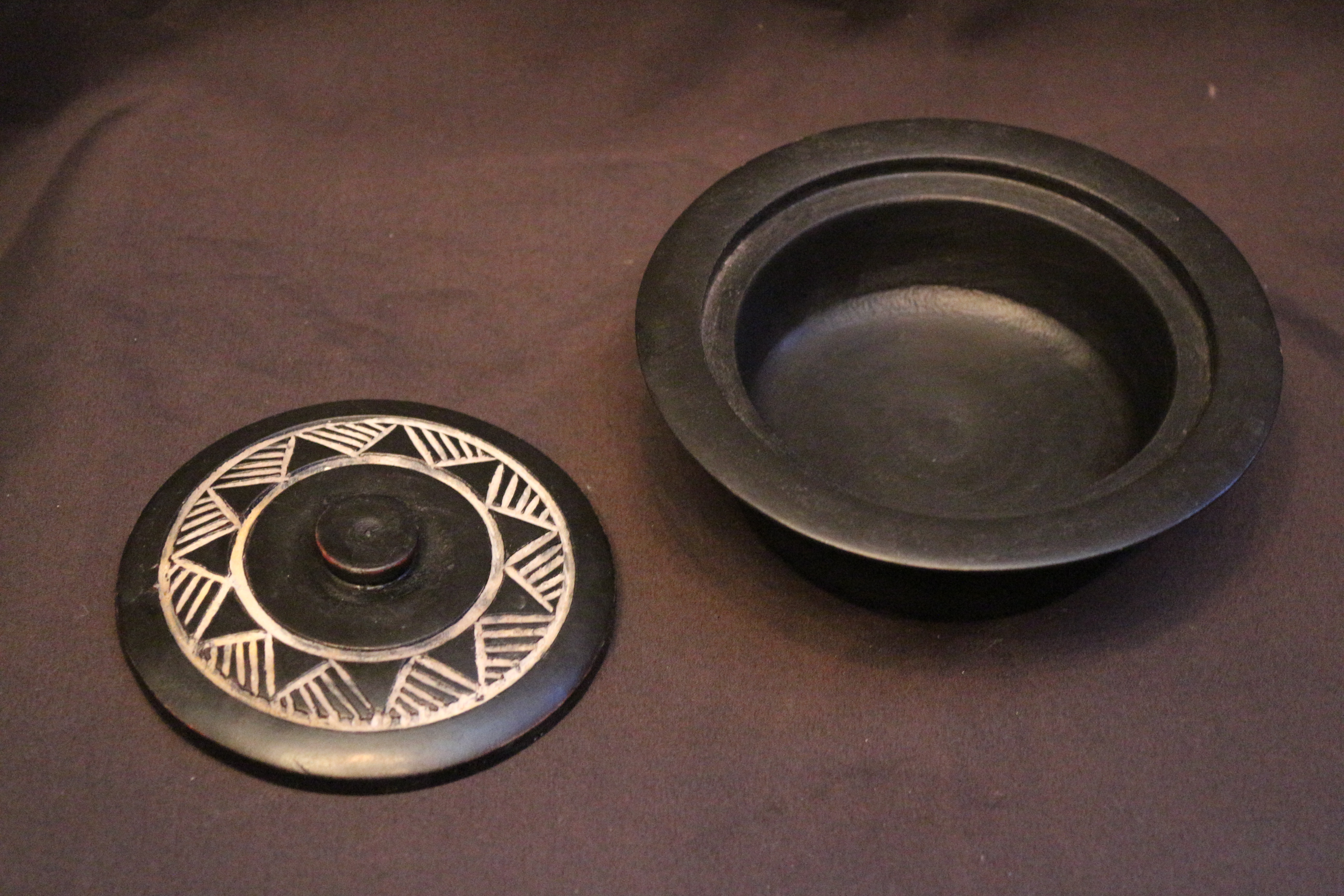 Native AmericanTribal Pattern Wooden Bowl With Lid