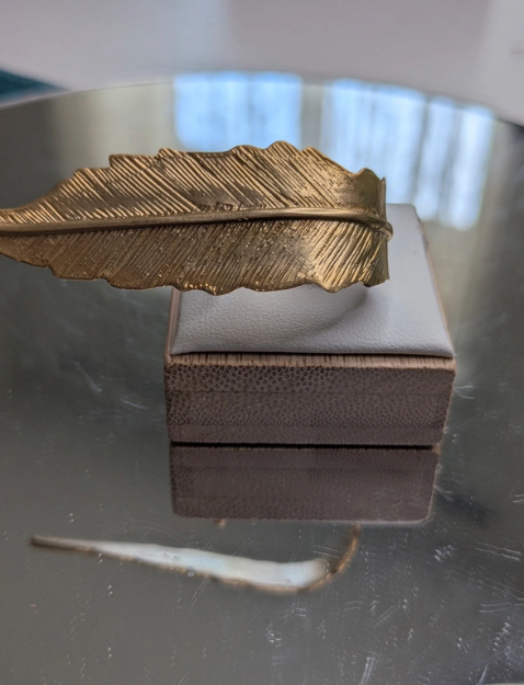 Anello a forma di foglia dorata