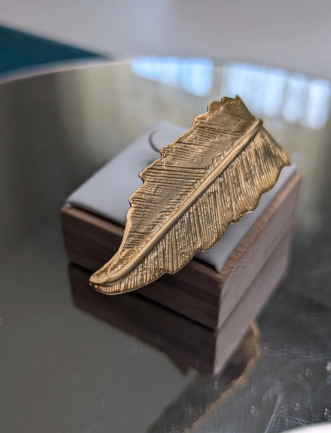 Anello a forma di foglia dorata