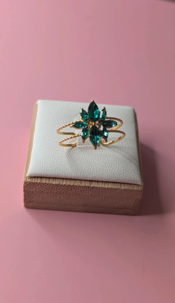 Anello con pietre verdi