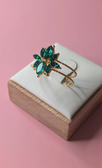 Anello con pietre verdi