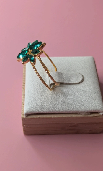 Anello con pietre verdi