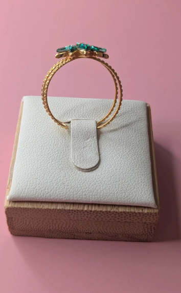 Anello con pietre verdi