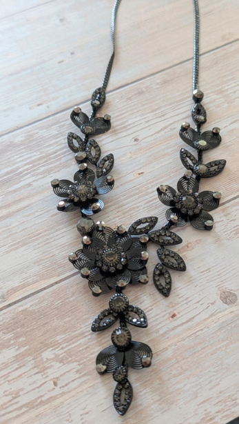 Collana floreale nera