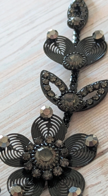Collana floreale nera