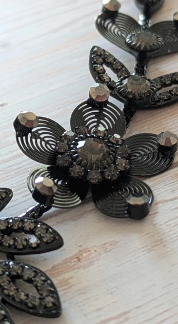 Collana floreale nera