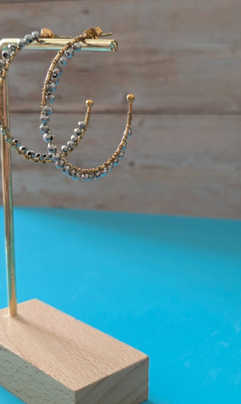 Orecchini a cerchio con perline