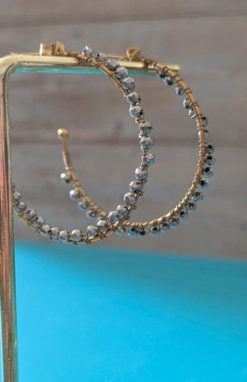 Orecchini a cerchio con perline