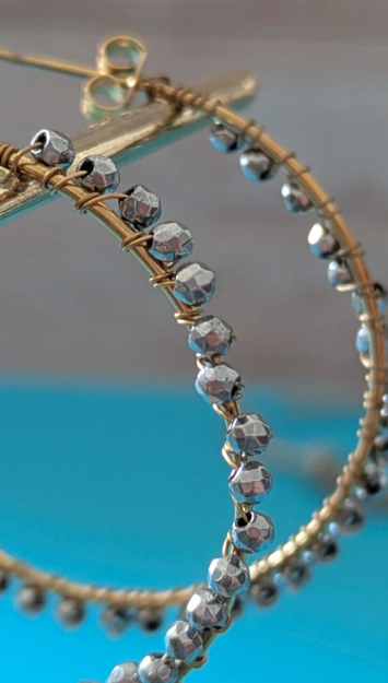 Orecchini a cerchio con perline