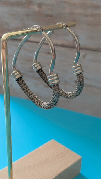 Orecchini a cerchio intrecciato