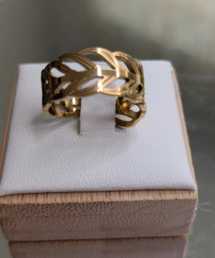Anello in oro con motivo foglia