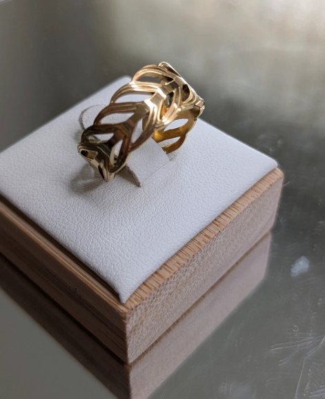 Anello in oro con motivo foglia