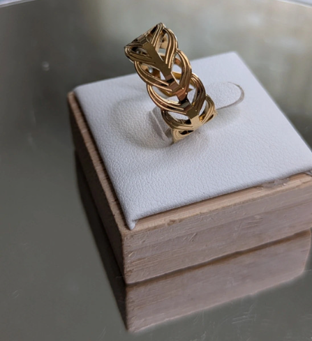 Anello in oro con motivo foglia