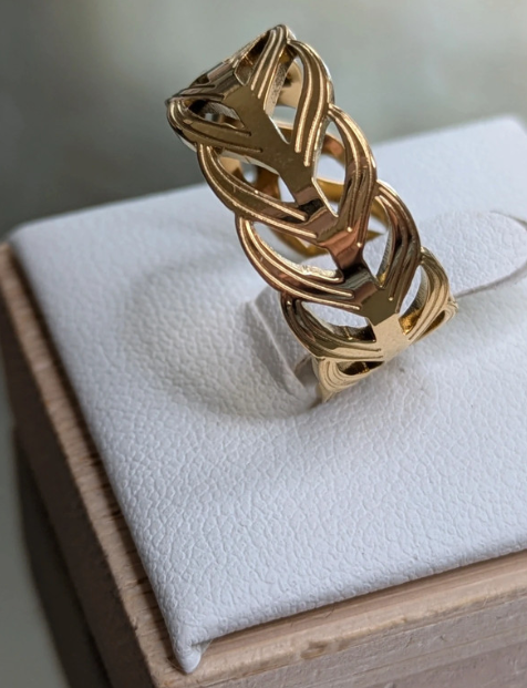 Anello in oro con motivo foglia