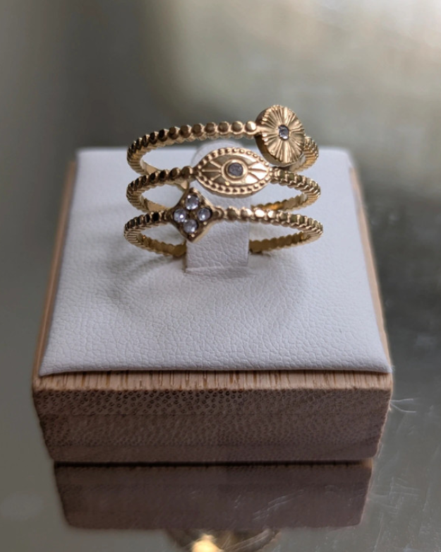 Anello triplo dorato con dettagli decorativi