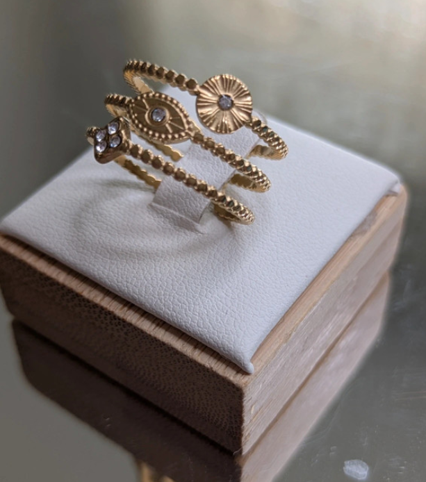 Anello triplo dorato con dettagli decorativi