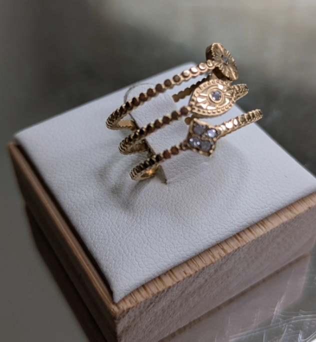 Anello triplo dorato con dettagli decorativi