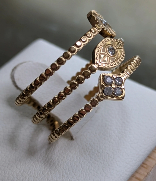 Anello triplo dorato con dettagli decorativi