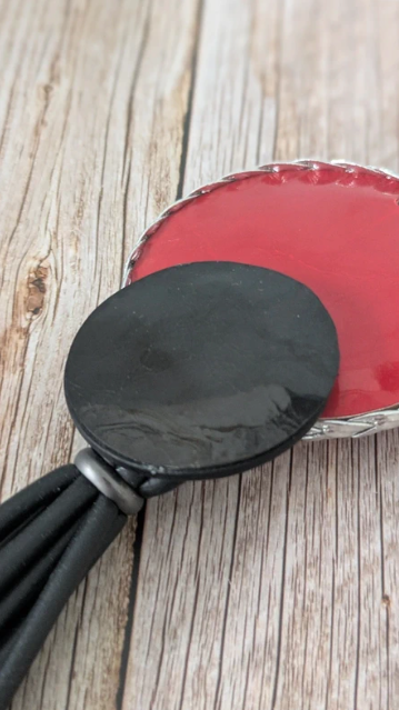 Collana lunga con cordino in caucciù e nappa decorativa